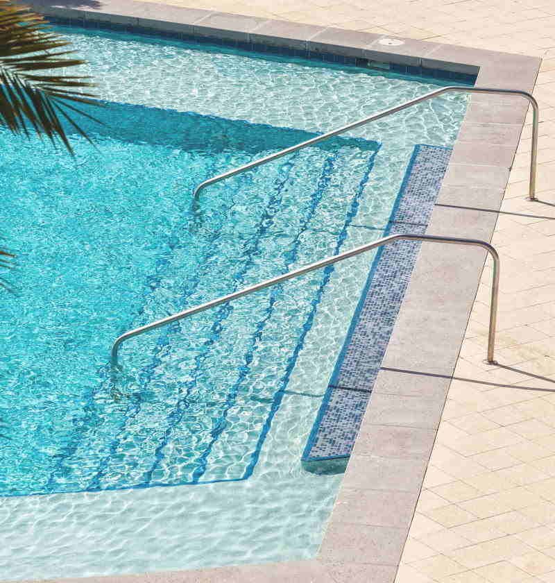 Escalier piscine béton